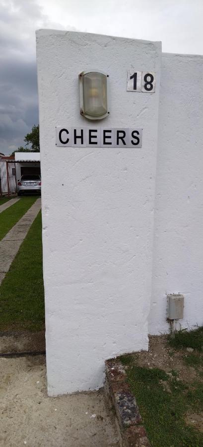 Cheers Guest House Evander Luaran gambar